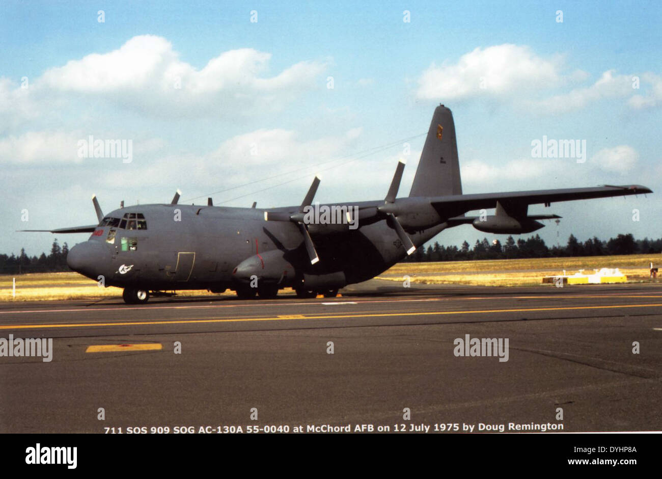 Il Lockheed AC-130A, numero di serie 55-0029, faceva parte del 16th Special Operations Squadron (SOS) con sede presso la base dell'aeronautica militare tailandese di Ubon nel 1970. L'AC-130A svolse un ruolo significativo nel supporto aereo ravvicinato e nelle operazioni di combattimento durante la guerra del Vietnam, fornendo supporto di fuoco alle forze di terra. Foto Stock