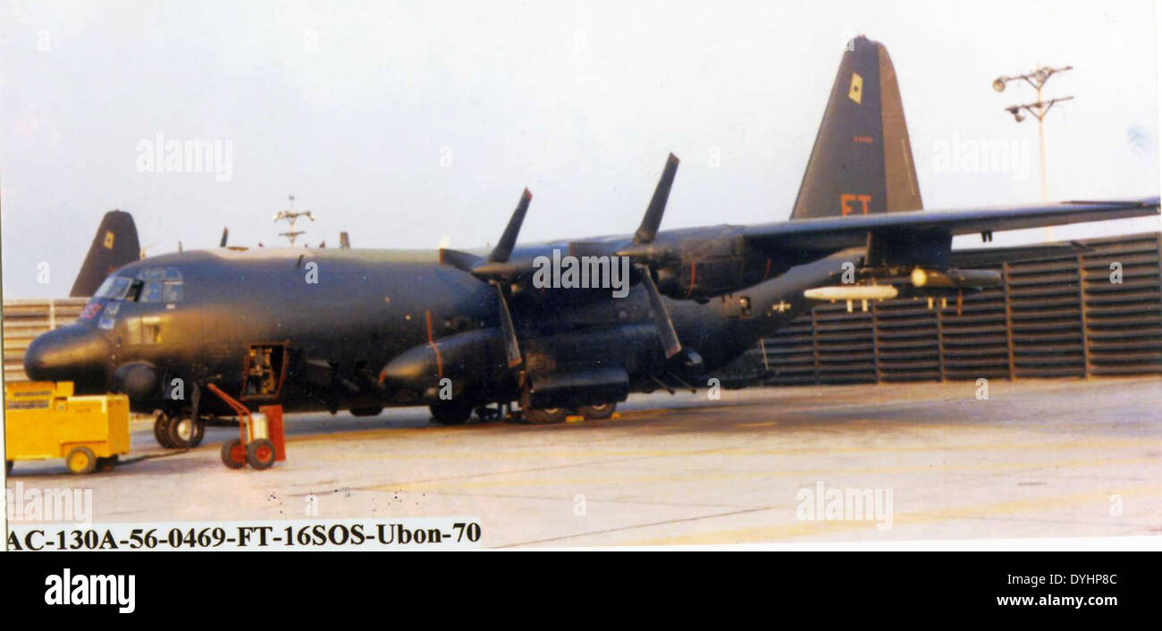 Il Lockheed AC-130A, numero di coda 55-0046, faceva parte del 711th Special Operations Squadron con base a Dobbins Air Force base. Il 21 luglio 1979, questo aereo fu coinvolto in missioni operative speciali, fornendo supporto aereo ravvicinato e interdizione. Il suo caratteristico armamento e la sua piattaforma versatile lo hanno reso una risorsa fondamentale nelle operazioni tattiche. Foto Stock