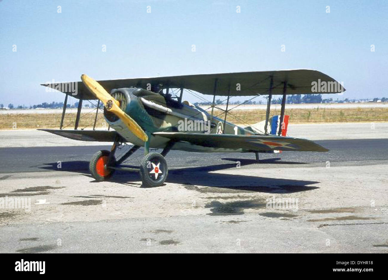 Lo SPAD VII, N4727V, era un aereo dell'epoca della seconda guerra mondiale, visto all'aeroporto di Orange County tra il 1955 e il 1960. Questo aereo, associato all'aviatore Jack Canary, era un aereo da caccia utilizzato in combattimento durante la guerra. Rappresenta l'eredità dell'aviazione in tempo di guerra e continua ad essere un pezzo significativo della storia dell'aviazione. Foto Stock