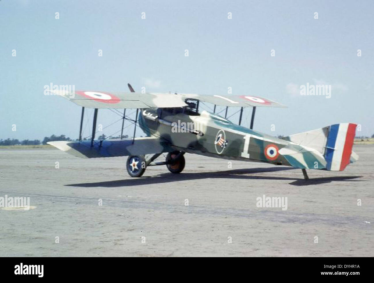 Lo SPAD VII, un biplano francese, fu uno dei velivoli di maggior successo della prima guerra mondiale. La variante N4727V, vista all'aeroporto della contea di Orange negli anni 1950-1960, fu un esempio restaurato dall'era dei pionieri dell'aviazione. Foto Stock