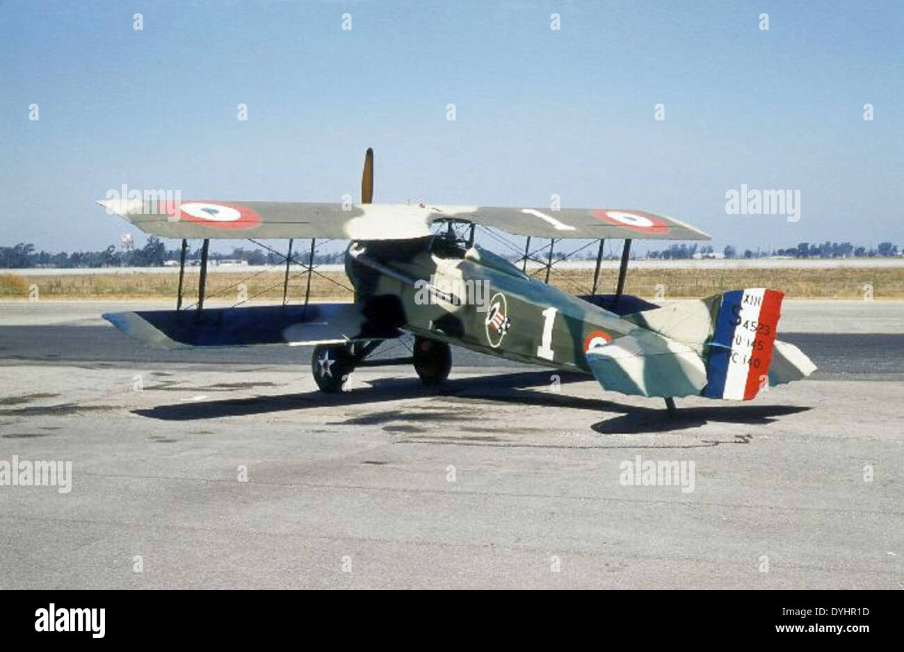 Lo SPAD VII, N4727V, era un famoso aereo da caccia della prima guerra mondiale, visto qui all'aeroporto di Orange County tra il 1955 e il 1960. Questo biplano fu usato per il combattimento durante la guerra e in seguito divenne un prezioso oggetto da collezione. Foto Stock
