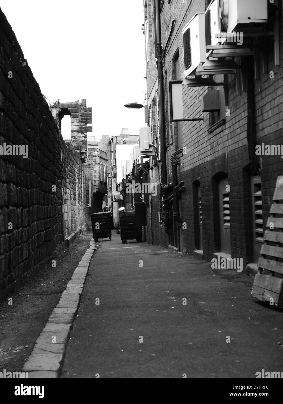 Immagine monocromatica - strada urbana scena mostrando ventilazione / aspiratori e impennarsi cassonetto, Newcastle upon Tyne, Inghilterra Foto Stock