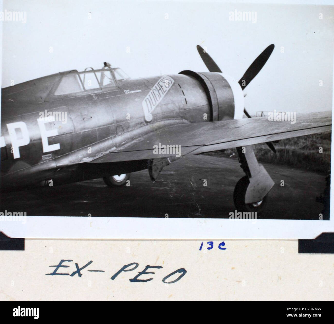 Questa immagine raffigura un altro P-47 Thunderbolt del 352nd Fighter Group, una delle unità più decorate della seconda guerra mondiale. Noto per la sua robustezza ed efficacia, il P-47 ha contribuito a garantire la superiorità aerea alleata durante la campagna europea. Foto Stock