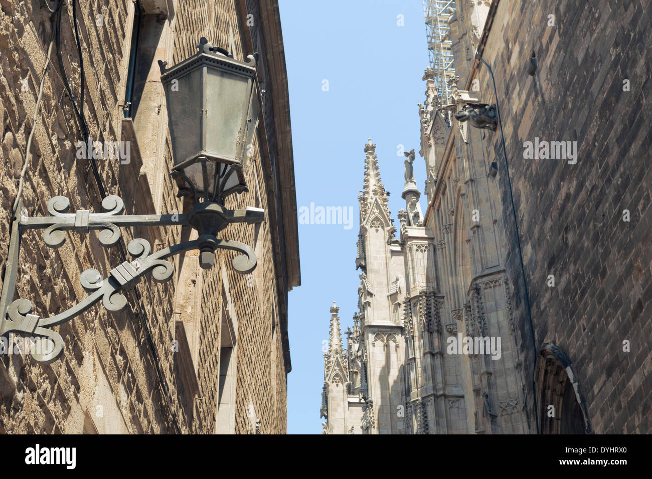 Famoso Quartiere Gotico di Barcellona con focus sul primo piano strada lampada Foto Stock