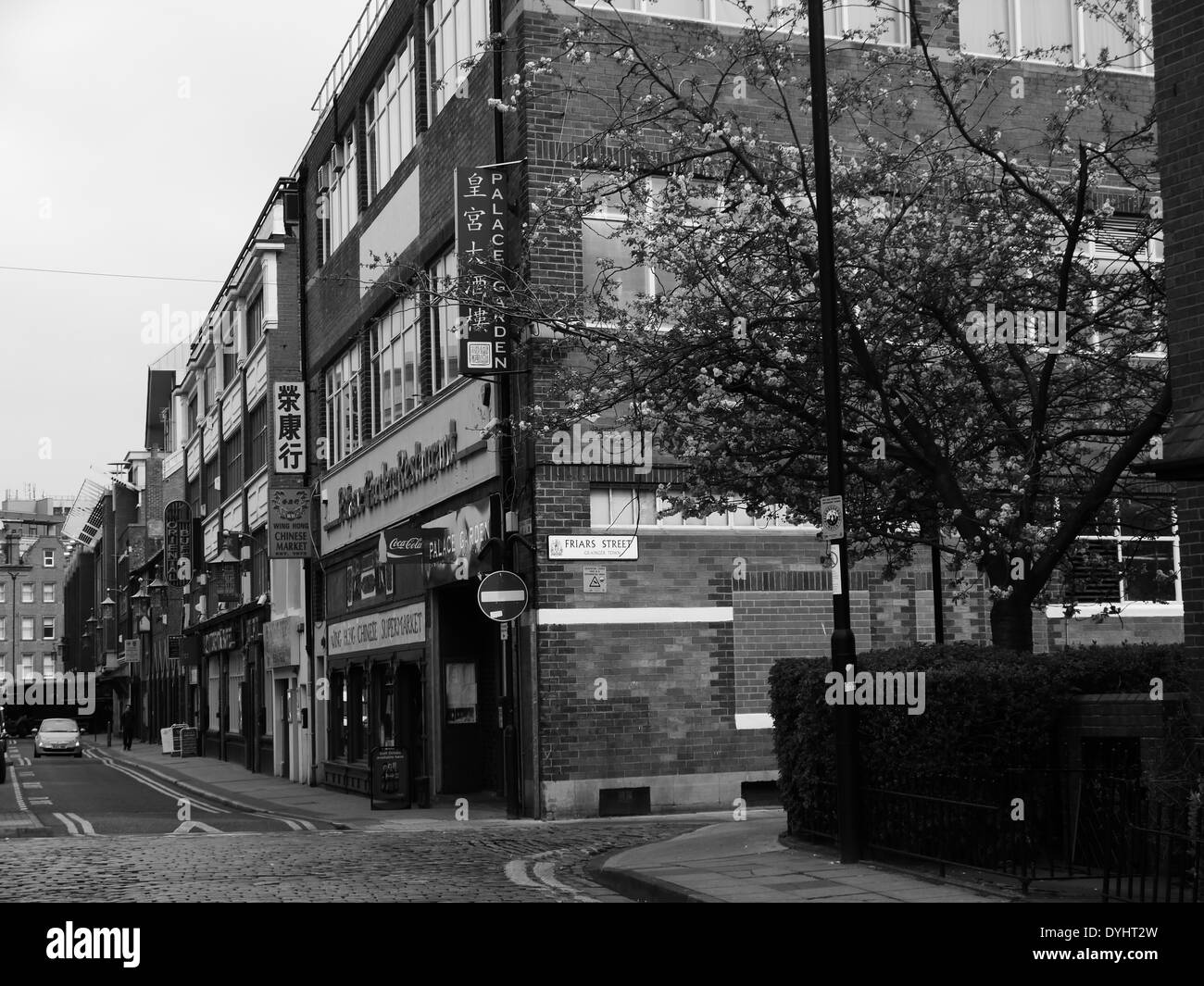 Immagine monocromatica - strada urbana scena, Chinatown, Stowell Street, Newcastle upon Tyne, Inghilterra Foto Stock