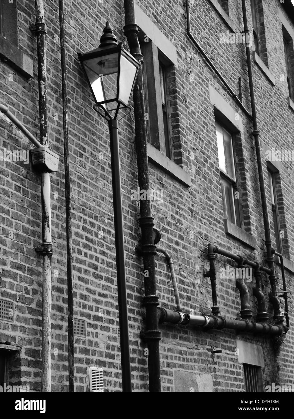 Vista posteriore della vecchia proprietà / edifici e un vecchio stile street-lampada, Newcastle upon Tyne, Regno Unito - B&W, bianco e nero Foto Stock