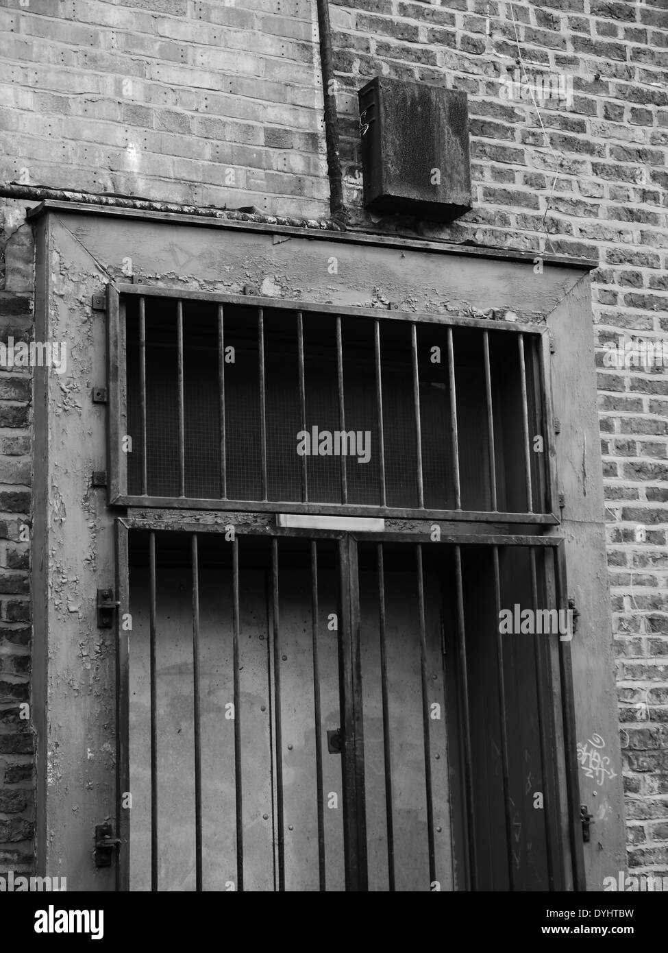 Abbandonata / beni abbandonati con barre di sicurezza, Newcastle upon Tyne, Regno Unito - B&W, bianco e nero Foto Stock