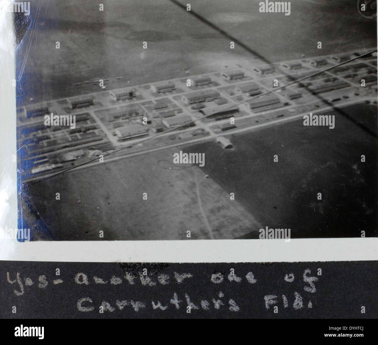 Questa foto della collezione Dorsey mostra un Curtiss JN-4 Jenny e un De Havilland DH-4, entrambi aerei iconici della prima guerra mondiale. Il Curtiss Jenny fu utilizzato principalmente per l'addestramento, mentre il DH-4 fu uno dei primi bombardieri di progettazione americana ad essere utilizzato in combattimento. Foto Stock