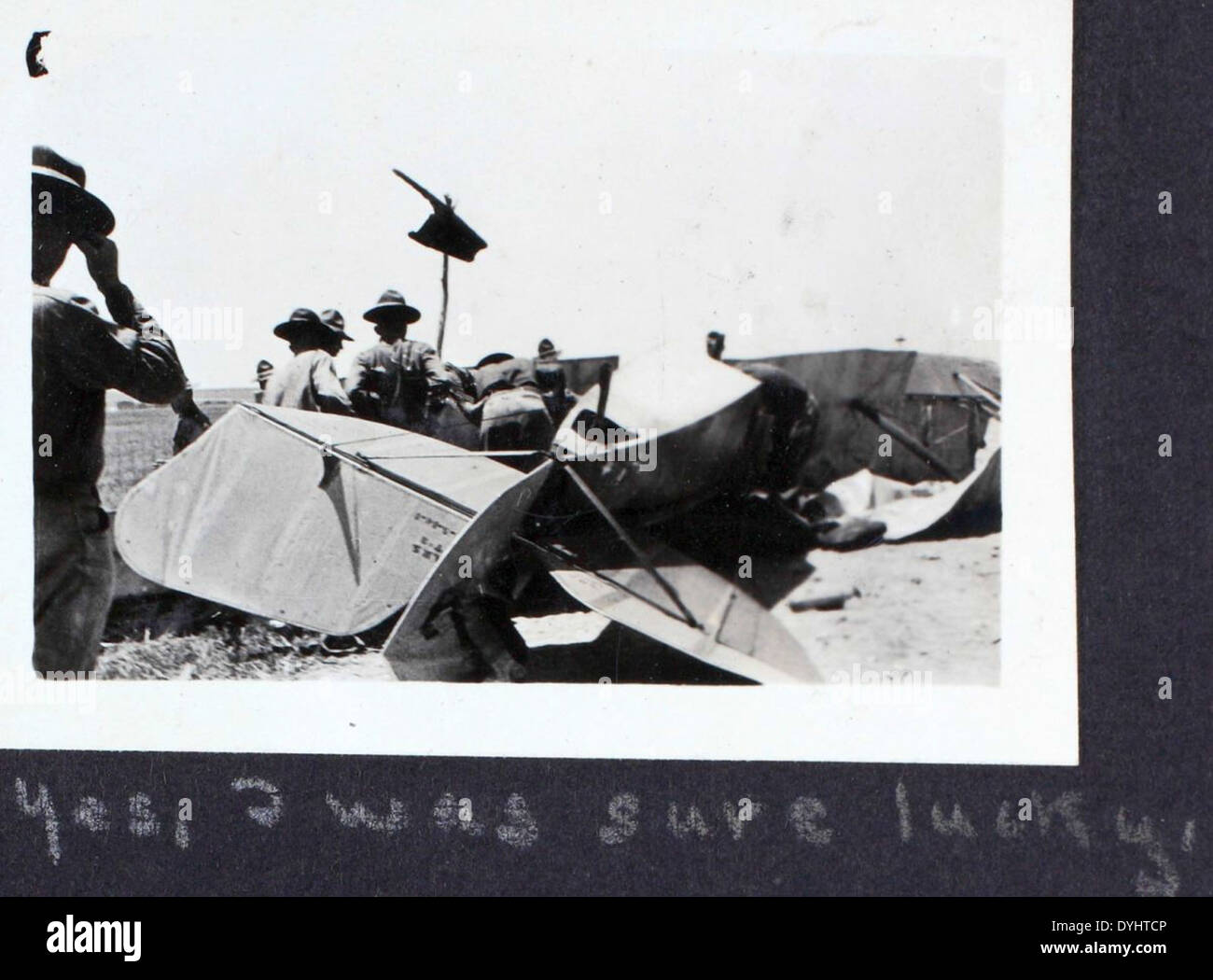 Questa immagine mostra un Curtiss Jenny della prima guerra mondiale, un biplano di primo piano utilizzato per la ricognizione e l'addestramento. La Jenny giocò un ruolo chiave nel primo sviluppo dell'aviazione, specialmente in contesti militari durante la guerra. Foto Stock