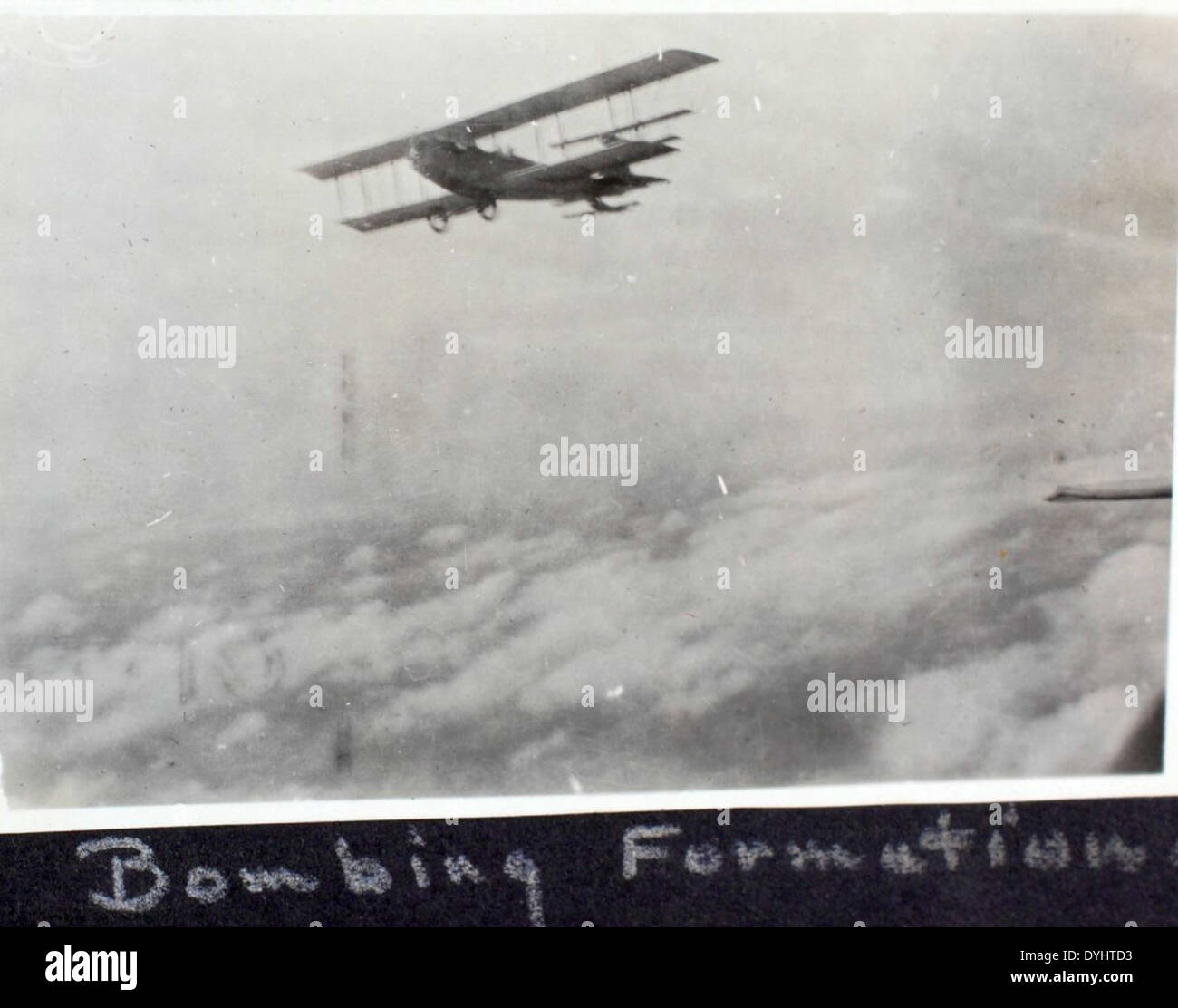 Il Curtiss Jenny, un biplano della prima guerra mondiale, era un aereo di addestramento primario per i piloti statunitensi durante la guerra. Era essenziale per la formazione iniziale dell'aviazione e ha svolto un ruolo nelle operazioni aeree militari. Foto Stock