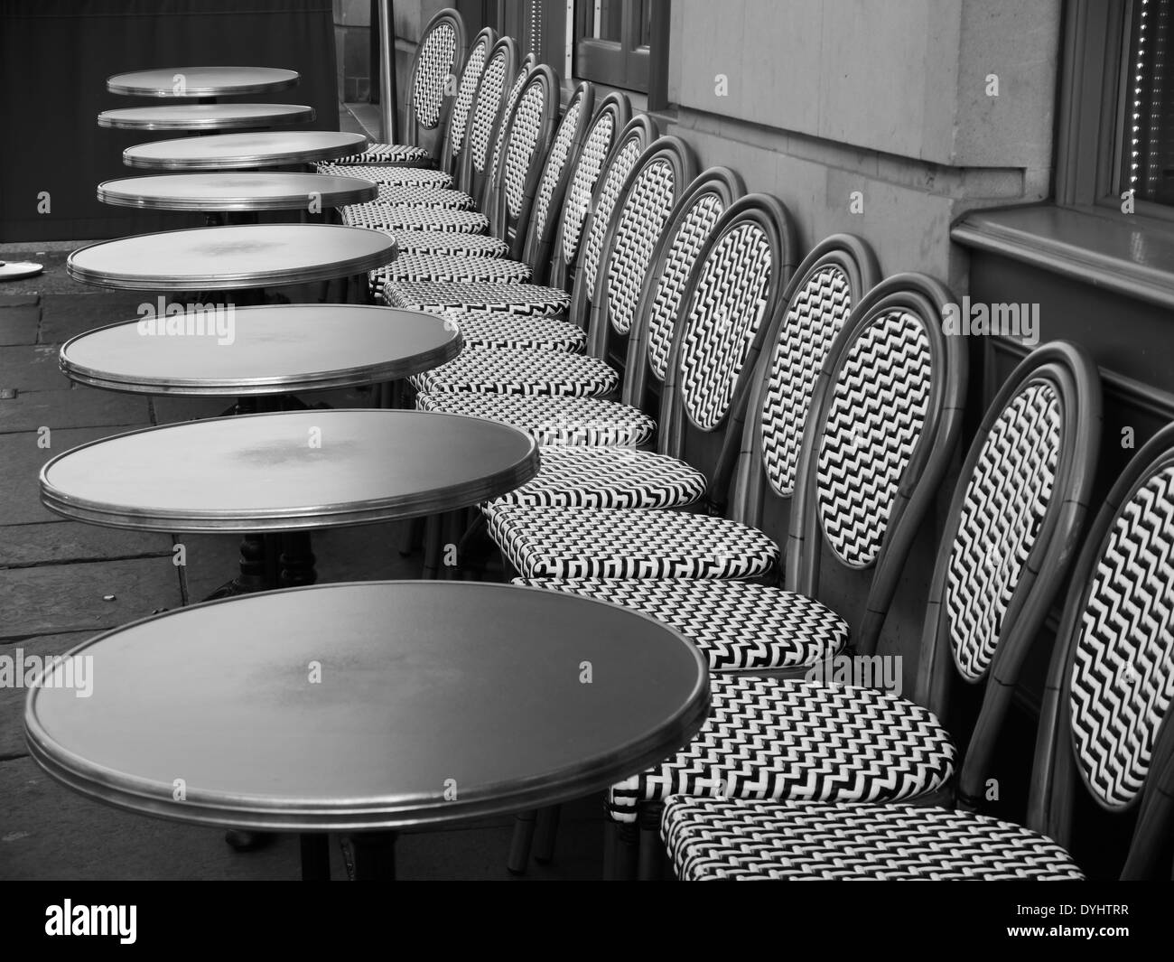 I tavoli e le sedie fuori Cafe Rouge, Grey Street, Newcastle upon Tyne, Regno Unito - monocromatico Foto Stock