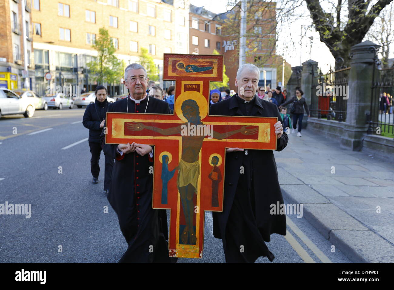 Dublino, Irlanda. Il 18 aprile 2014. I due Arcivescovi Diarmuid Martin (sinistra) e Michael Jackson (a destra) portare la croce TaizŽ attraverso il centro della città di Dublino. Chiesa di Irlanda arcivescovo di Dublino, Michael Jackson e il suo romano controparte cattolica Arcivescovo Diarmuid Martin portano un incontro ecumenico di processione del Venerdì Santo con la croce da CoI Christchurch cattedrale cattolica di St. Mary's Pro-Cathedral. Credito: Michael Debets/Alamy Live News Foto Stock