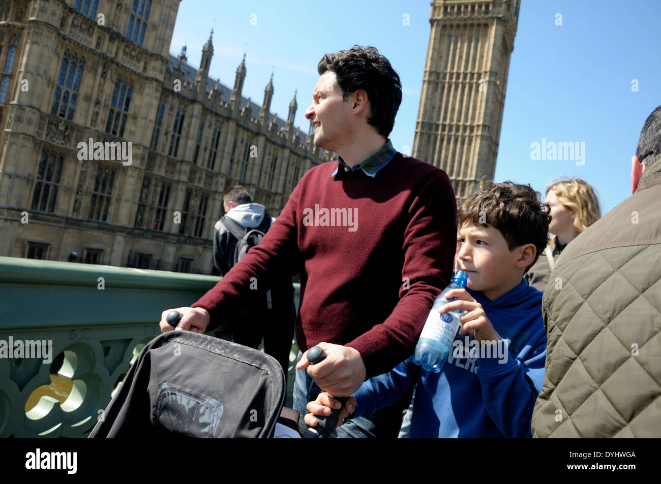 Londra, Inghilterra, Regno Unito. Famiglia crossing Westminster Bridge dalla Casa del Parlamento Foto Stock