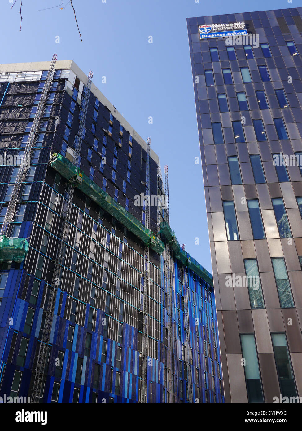 Newcastle University business school e nuovo edificio sotto-costruzione, Gallowgate, Newcastle upon Tyne, England, Regno Unito Foto Stock