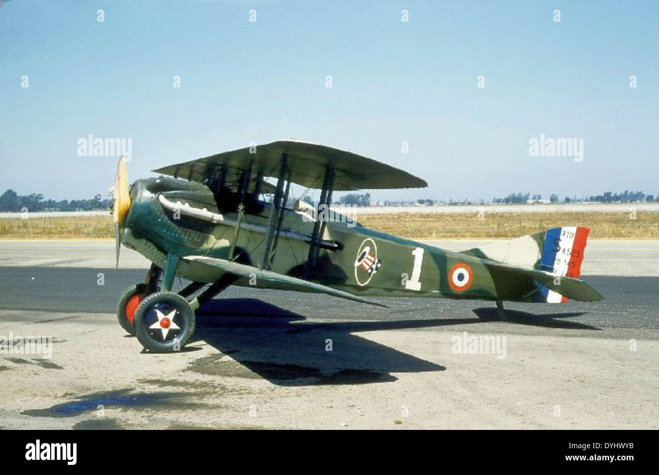 Lo SPAD VII, con la registrazione N4727V, è stato fotografato all'aeroporto della contea di Orange durante la metà del XX secolo. Questo aereo è legato alla seconda guerra mondiale, con la sua storia che coinvolge il pilota Jack Canary. Foto Stock
