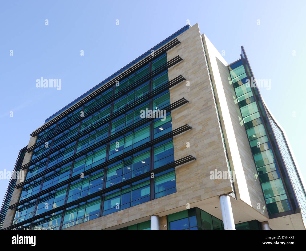 Architettura / le caratteristiche architettoniche di un ufficio moderno edificio in Gallowgate, della città di Newcastle upon Tyne, England, Regno Unito Foto Stock