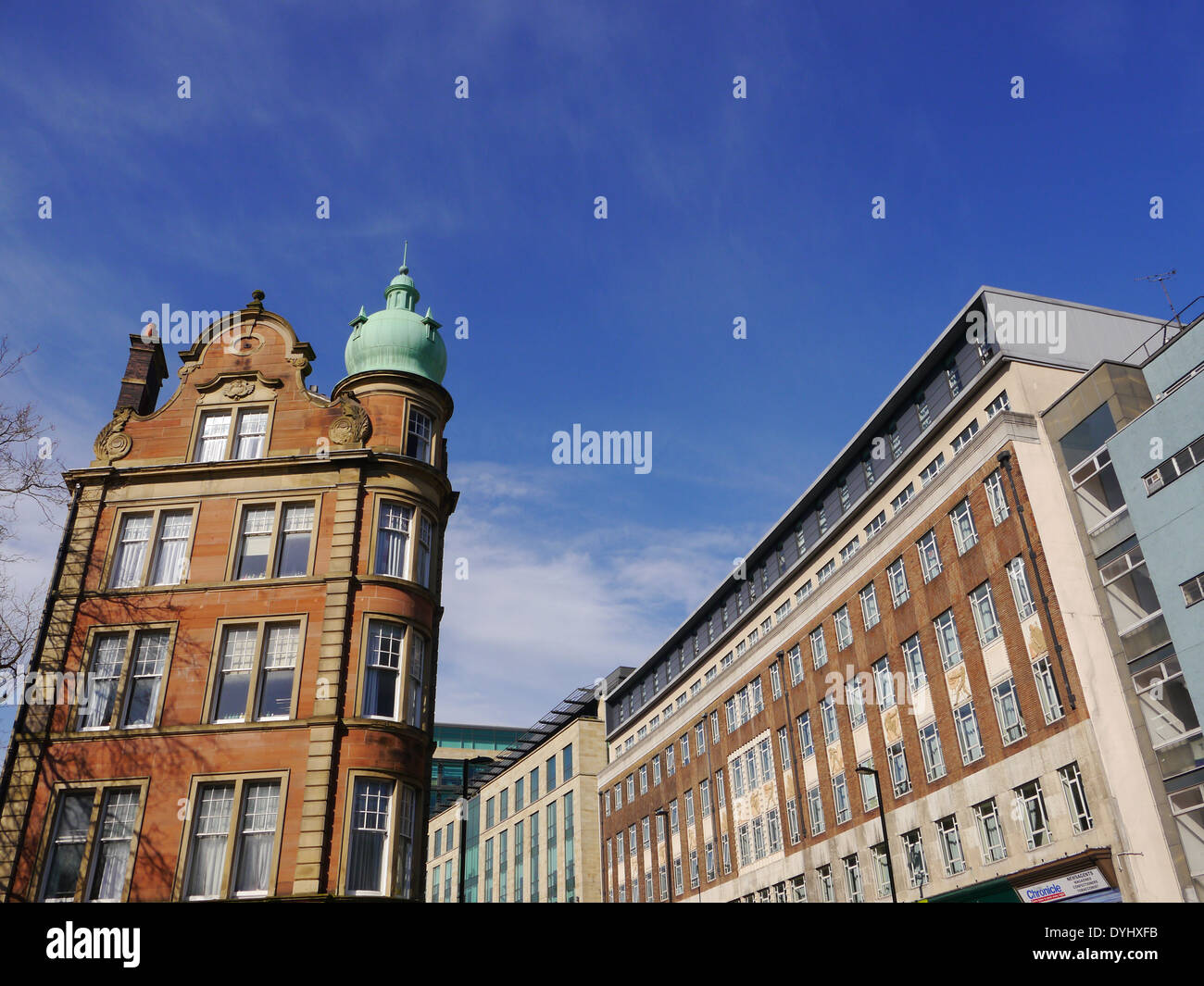 Le caratteristiche architettoniche, tra cui la cupola, di contrasto di vecchi e nuovi edifici di uffici nella città di Newcastle upon Tyne, England, Regno Unito Foto Stock
