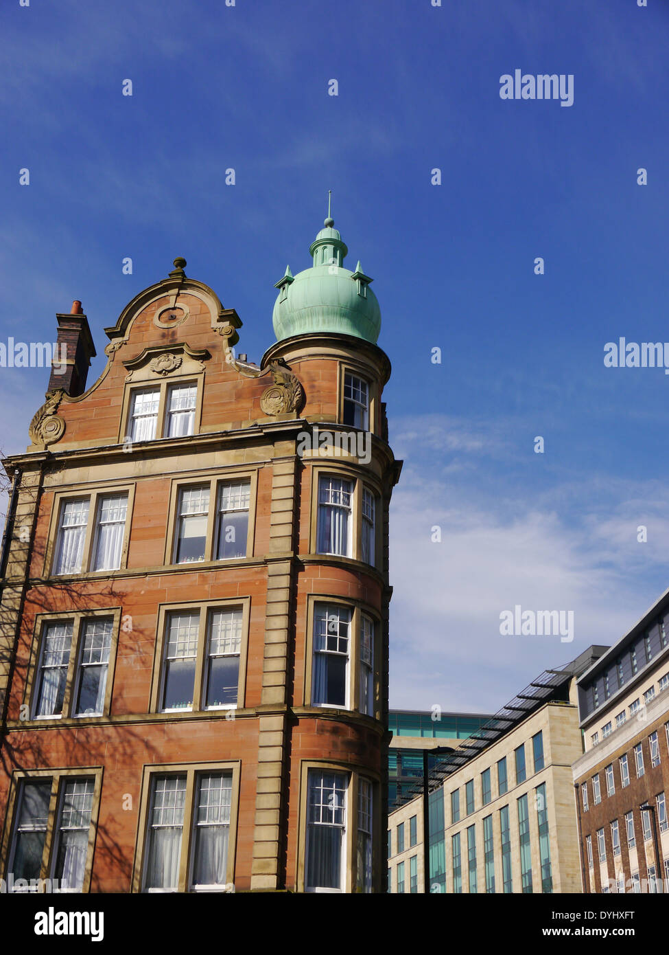 Le caratteristiche architettoniche, tra cui la cupola, di contrasto di vecchi e nuovi edifici di uffici nella città di Newcastle upon Tyne, England, Regno Unito Foto Stock