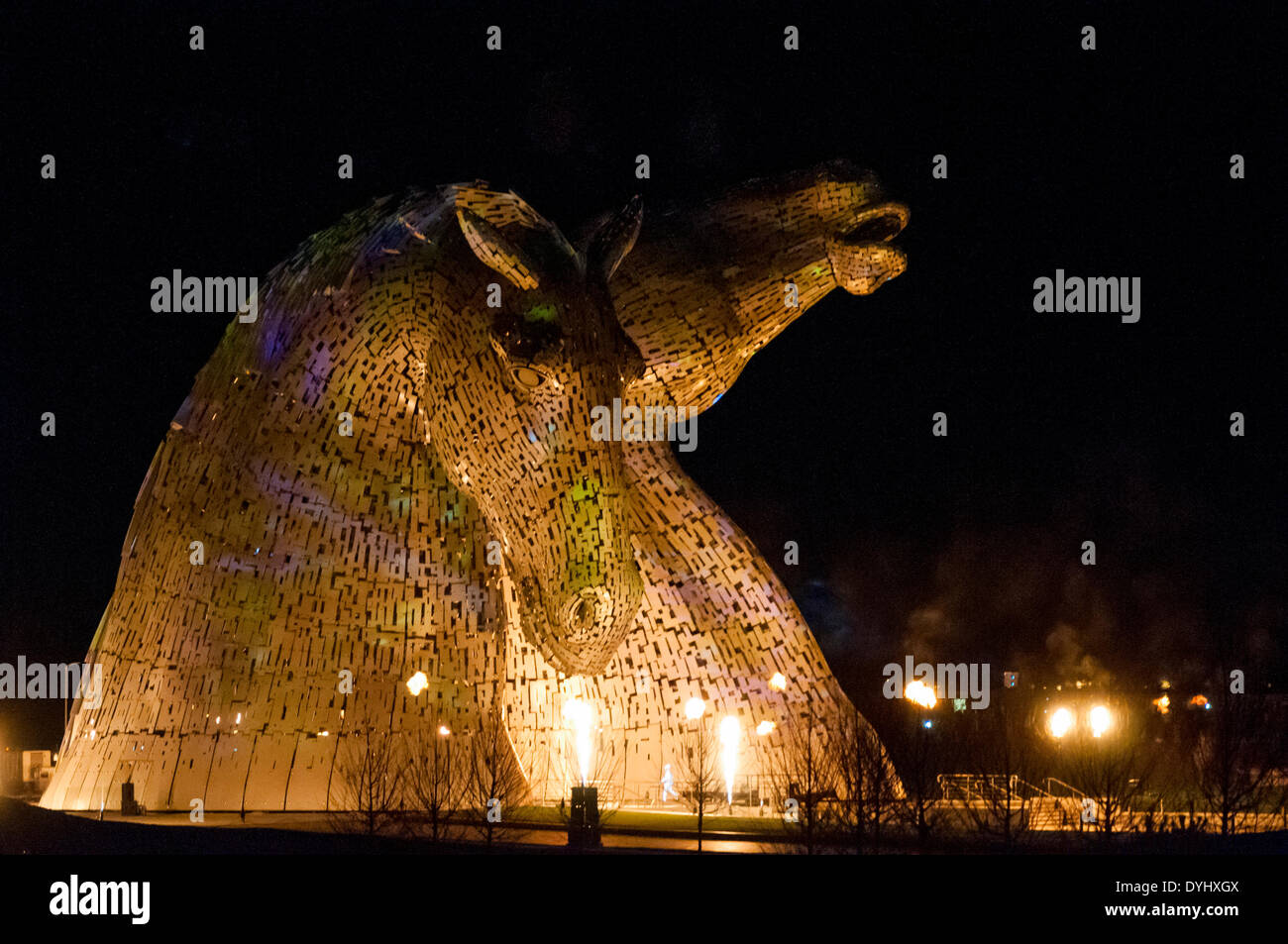 Glasgow, Scotland, Regno Unito. Il 18 aprile 2014. I cittadini hanno la loro prima opportunità di ottenere "un contatto ravvicinato e personale con la Scozia il nuovo punto di riferimento culturale, il Kelpies, tour di £ 5 milioni di sculture a Falkirk hanno iniziato a. Il Kelpies sono il fulcro del £43 milioni di Helix terra progetto di trasformazione in zona. Le due teste di cavallo sono situati su entrambi i lati di una appositamente costruiti canal lock e bacino che è chiamato il mozzo Kelpies, che aprirà nella primavera 2014. Credito: Andrew Steven Graham/Alamy Live News Foto Stock