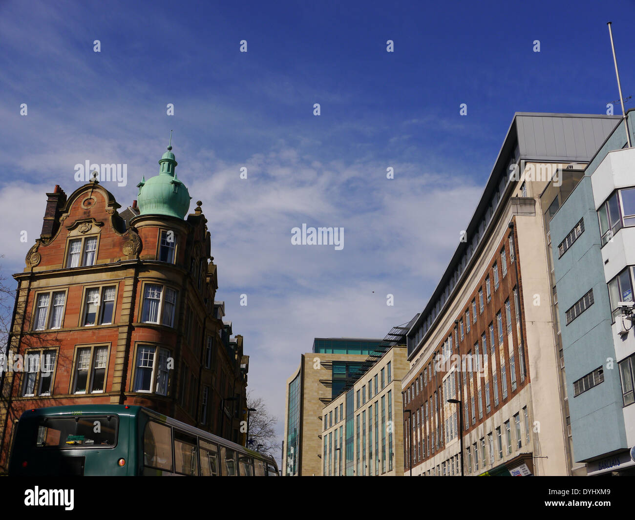 Le caratteristiche architettoniche, tra cui la cupola, di contrasto di vecchi e nuovi edifici di uffici nella città di Newcastle upon Tyne, England, Regno Unito Foto Stock