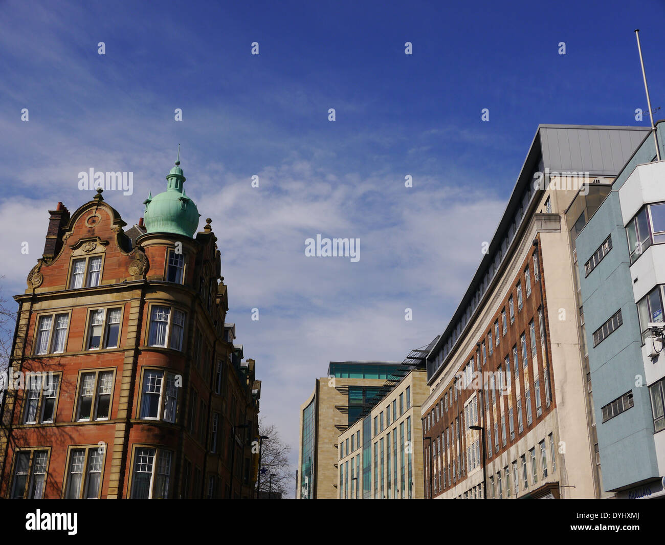 Le caratteristiche architettoniche, tra cui la cupola, di contrasto di vecchi e nuovi edifici di uffici nella città di Newcastle upon Tyne, England, Regno Unito Foto Stock
