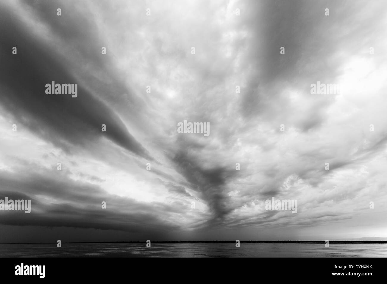 Canada, Manitoba, York Factory National Historic Site, tempesta estiva nuvole sopra il fiume Hayes lungo la Baia di Hudson Foto Stock