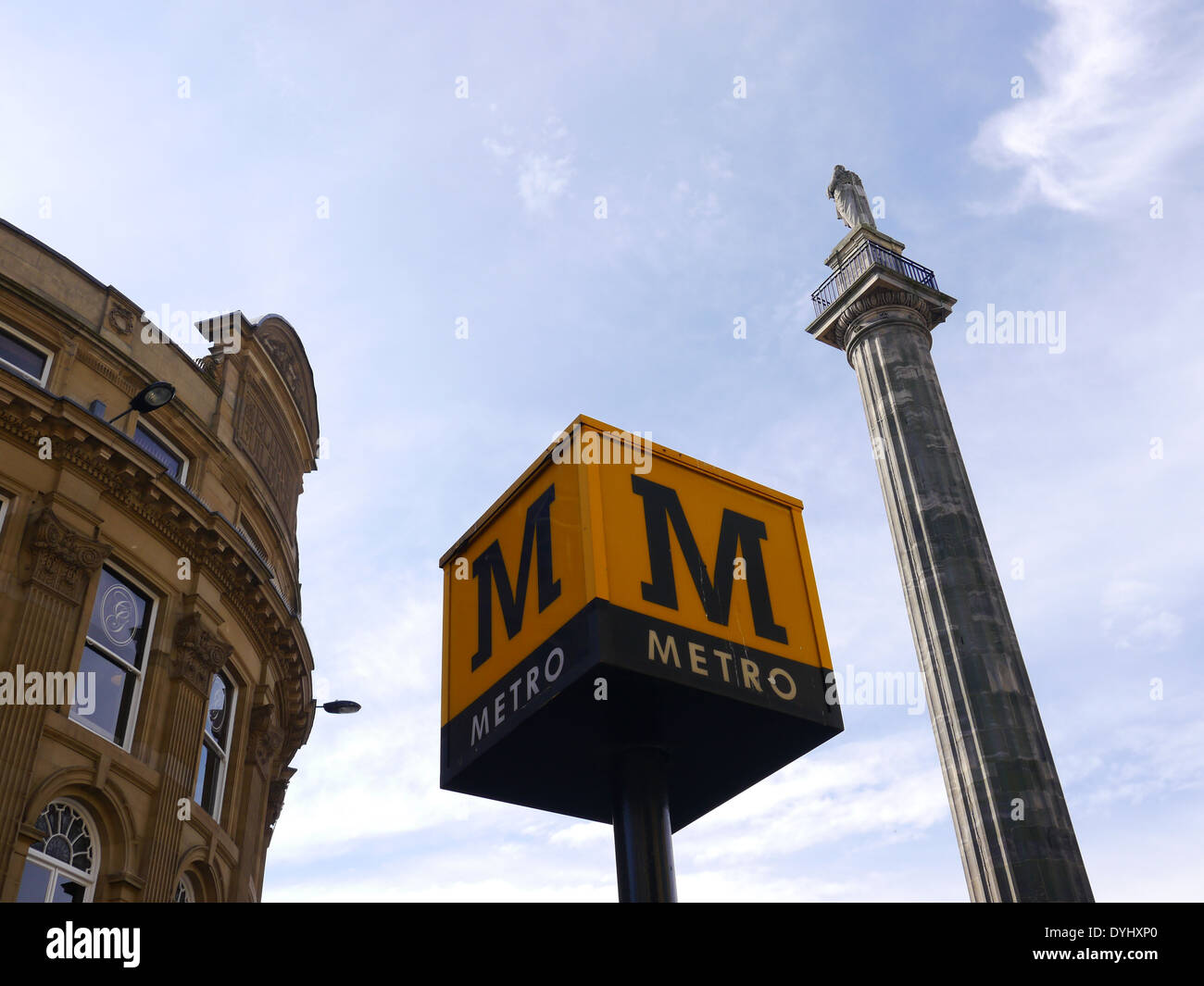 Le caratteristiche architettoniche di un edificio Eldon e Grey's monumento, con segno della metropolitana in primo piano, Newcastle upon Tyne, England, Regno Unito Foto Stock