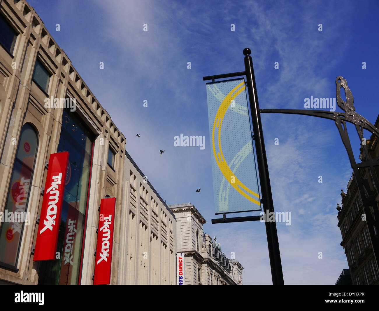 Architettura: costruito le caratteristiche architettoniche di TKMaxx e negozi Fenwick Northumberland Street, Newcastle upon Tyne, England, Regno Unito Foto Stock