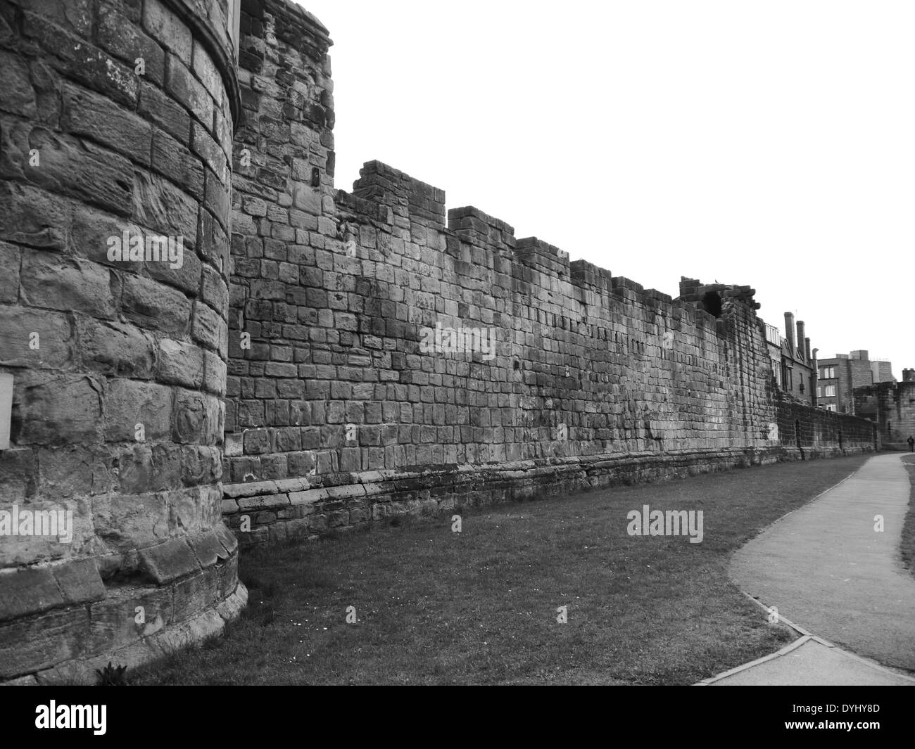 Vista parziale della città medievale e parete Morden Tower, Newcastle upon Tyne, England, Regno Unito Foto Stock