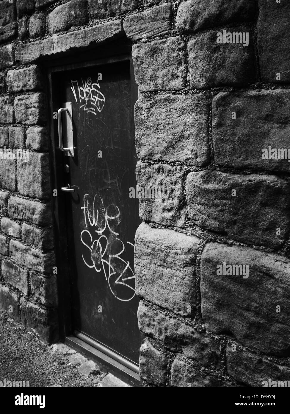 Vista parziale della città medievale di parete e porta con graffiti, Newcastle upon Tyne, England, Regno Unito Foto Stock