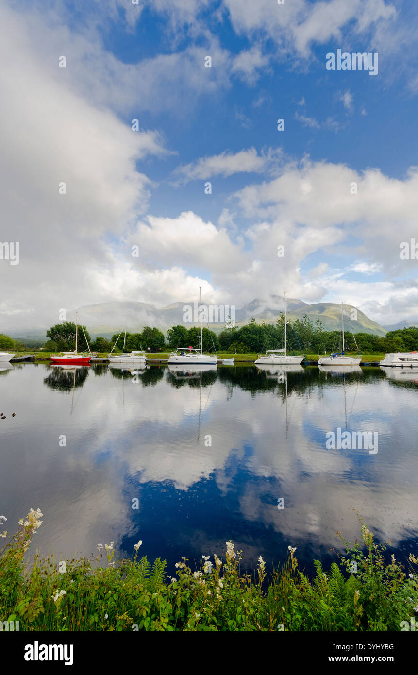 Bacino di ormeggio a banavie da Fort William con il Ben Nevis Foto Stock