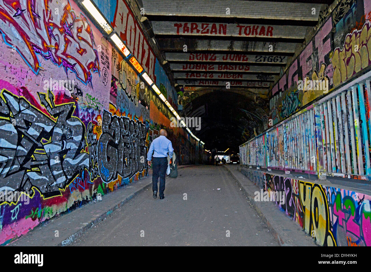 Leake Street, nota anche come "Banksy 'tunnel' o 'Graffiti 'tunnel', Waterloo, London, England, Regno Unito Foto Stock