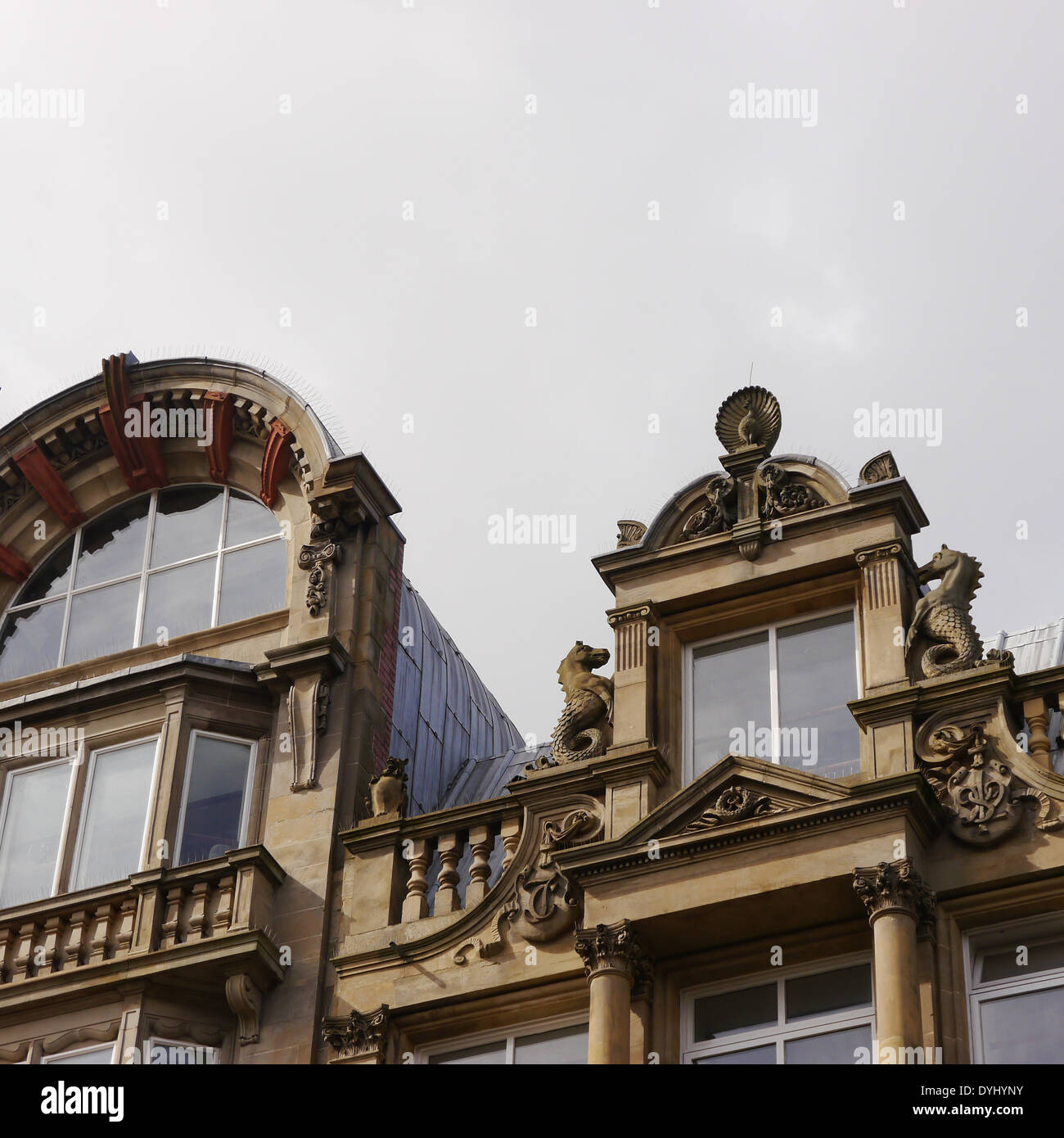 Architettura: caratteristiche, inc architrave arcuato, frontone cavallucci marini e le figure su un edificio di Newcastle upon Tyne, England, Regno Unito Foto Stock