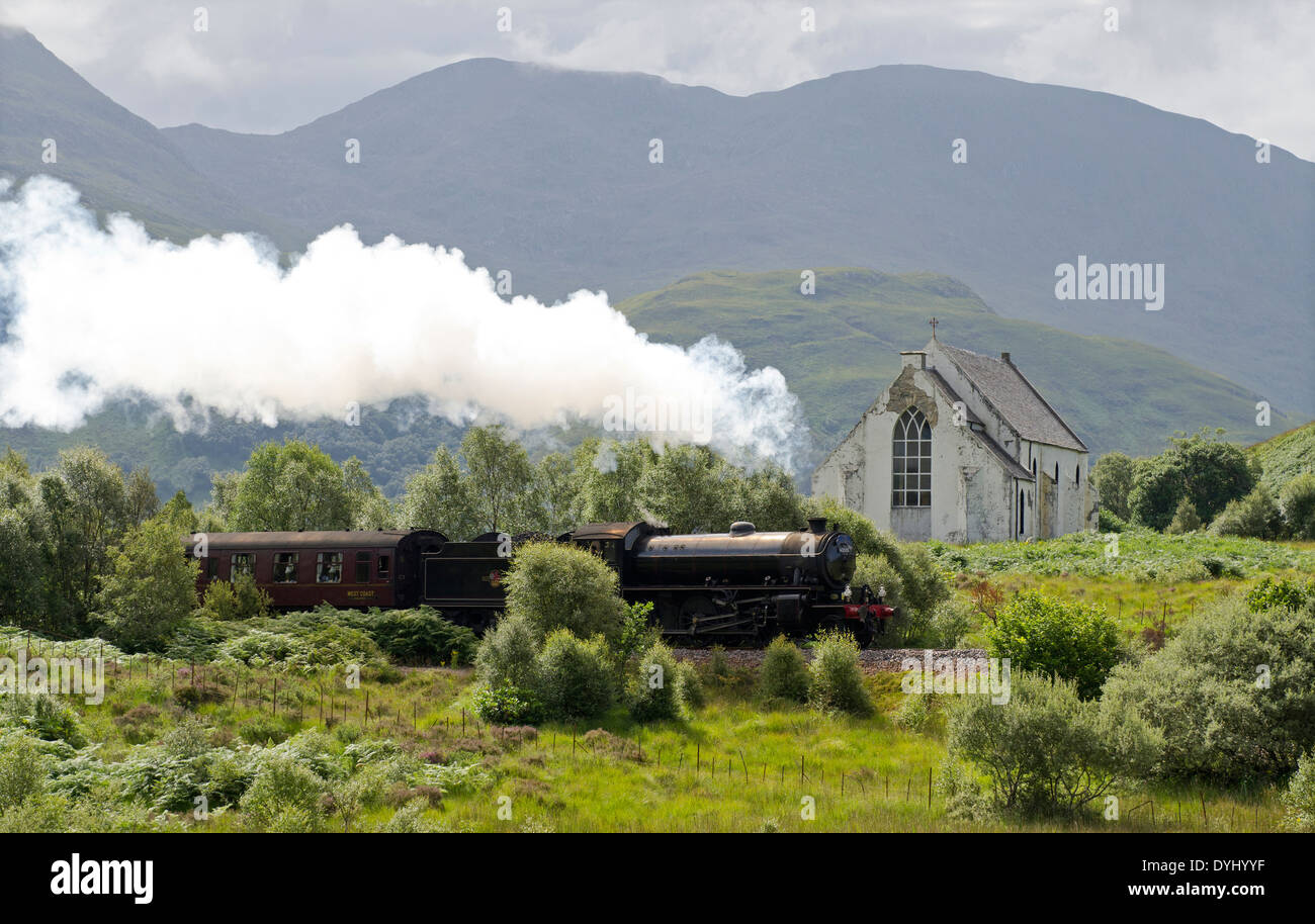 Giacobita treno a vapore tirando passato chiesa polnish Foto Stock