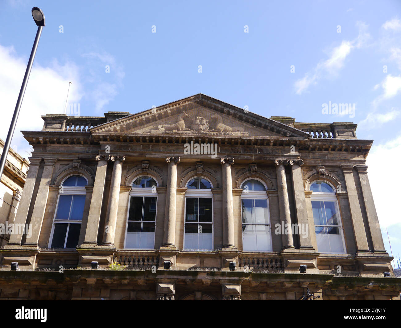 Edificio neoclassico che mostra le caratteristiche architettoniche, Grey Street, Newcastle upon Tyne, England, Regno Unito Foto Stock