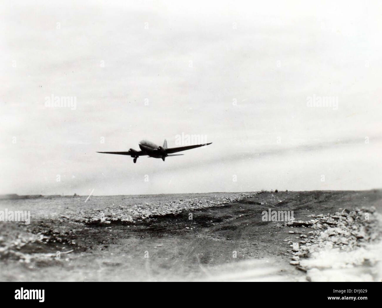 Il C-46 Commando, visto in questa immagine, era un aereo da trasporto ampiamente utilizzato durante la seconda guerra mondiale. Fu determinante per la consegna di rifornimenti e truppe, con notevole uso alla Johnson AFB in Giappone. L'aereo, pilotato da Charles Daniels, giocò un ruolo chiave nella logistica e nelle operazioni in tempo di guerra. Foto Stock