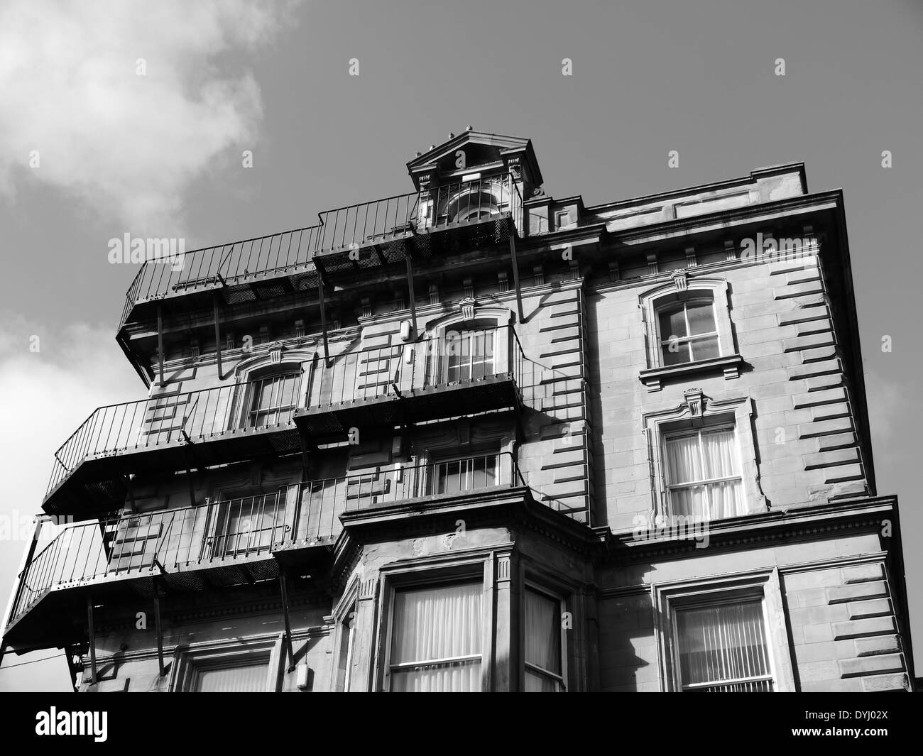 Architettura: classic caratteristiche architettoniche e antincendio in metallo di escape hotel Westgate Road, Newcastle, Inghilterra, Regno Unito. B&W Foto Stock