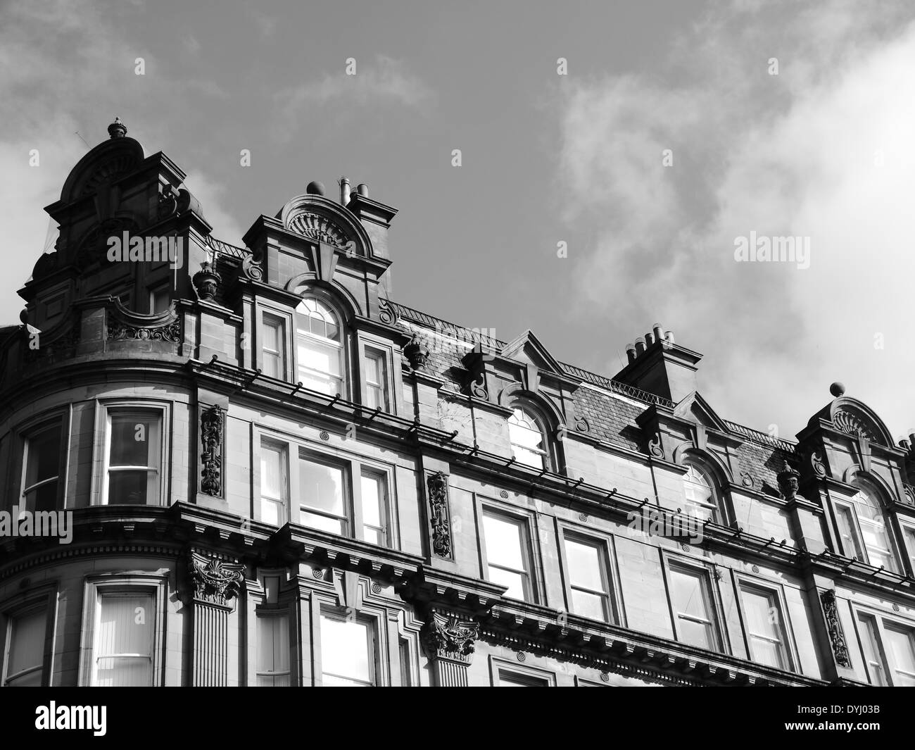Architettura: neo-classico le caratteristiche architettoniche di un edificio in Collingwood Street, Newcastle upon Tyne, Inghilterra, Regno Unito. B&W Foto Stock