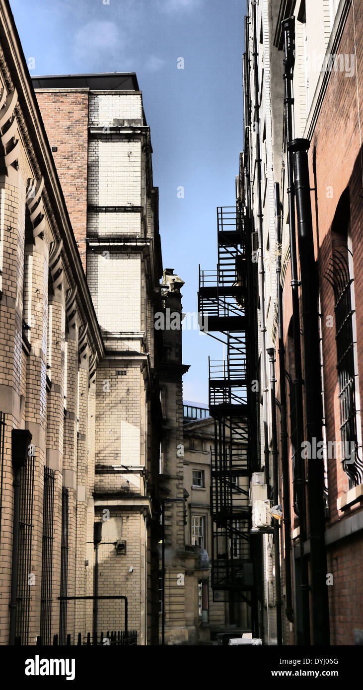 Immagine creativa di architettura / aspetti architettonici di vacante & malandato edificio (sinistra), Newcastle upon Tyne, England, Regno Unito Foto Stock