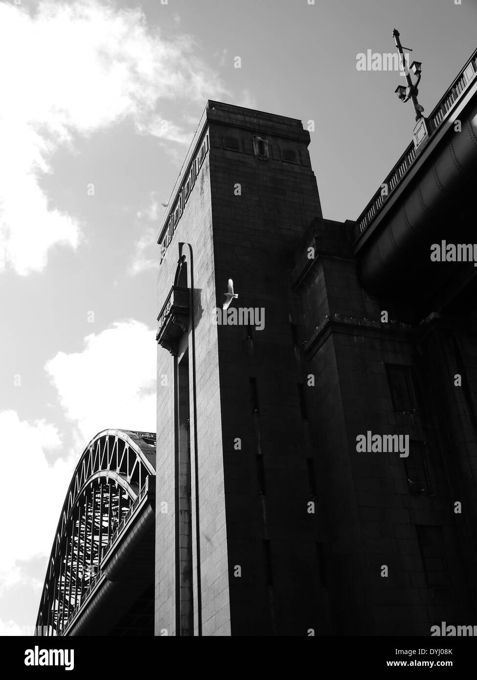Vista parziale del Tyne storico ponte che attraversa il fiume Tyne e collegamenti e Newcastle Gateshead, England, Regno Unito Foto Stock