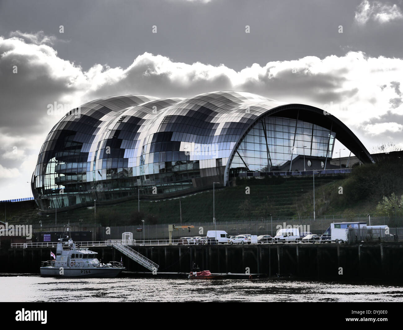 Vista creativo delle arti di salvia e luogo culturale sul fiume Tyne, Gateshead, Inghilterra, Regno Unito, con RN nave pattuglia in primo piano Foto Stock