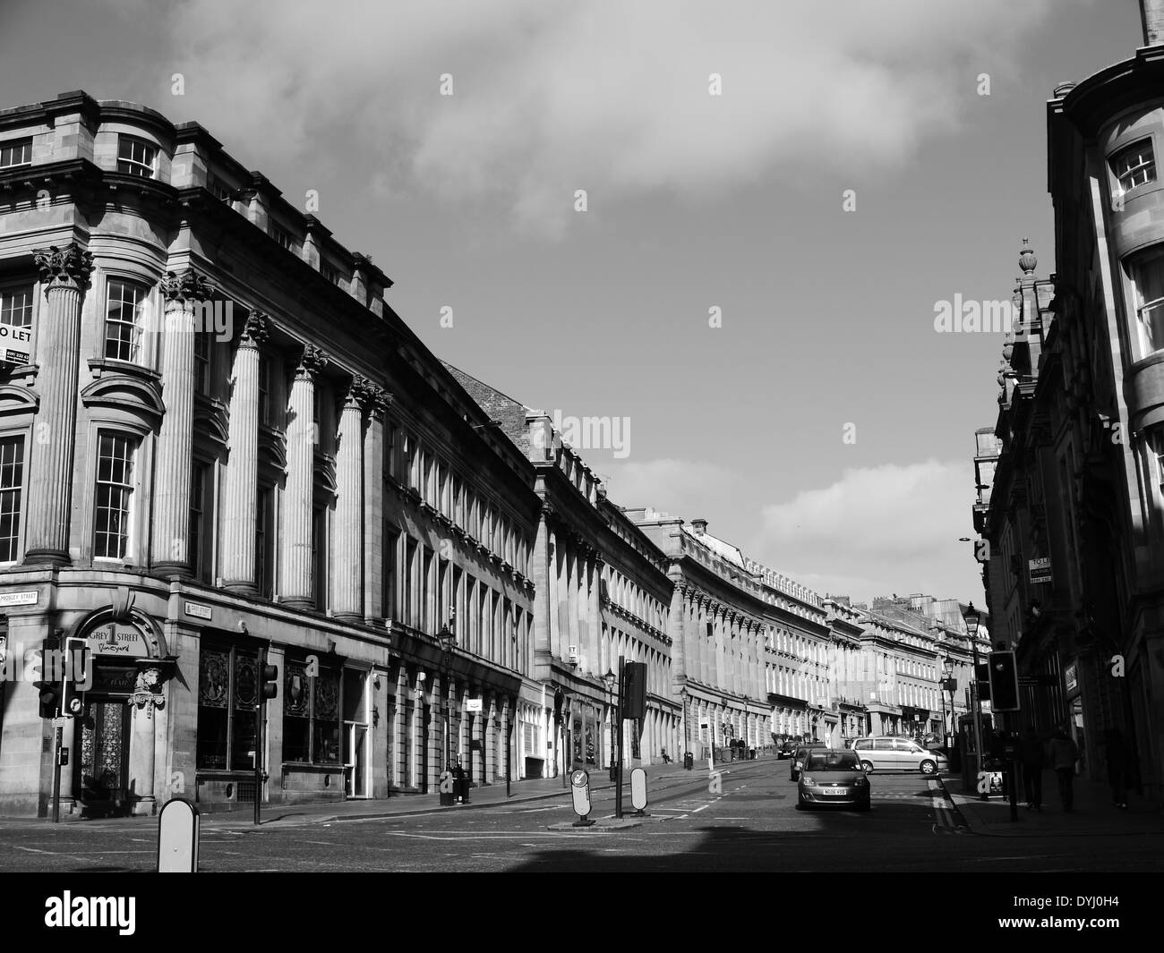 Edifici con le classiche caratteristiche architettoniche, Grey Street, Newcastle upon Tyne, England, Regno Unito Foto Stock