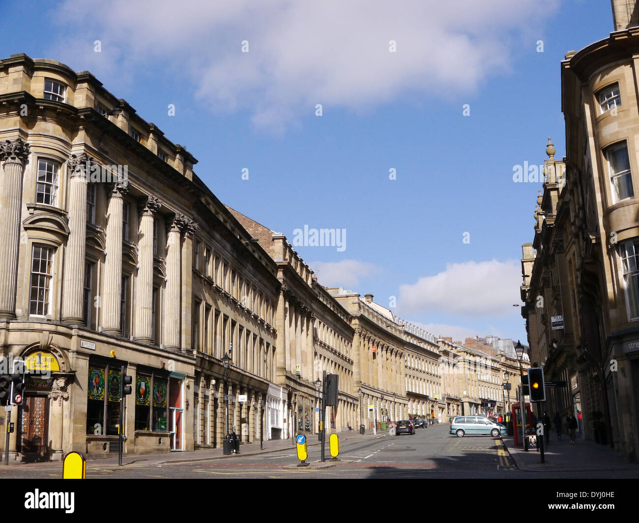 Edifici con le classiche caratteristiche architettoniche, Grey Street, Newcastle upon Tyne, England, Regno Unito Foto Stock