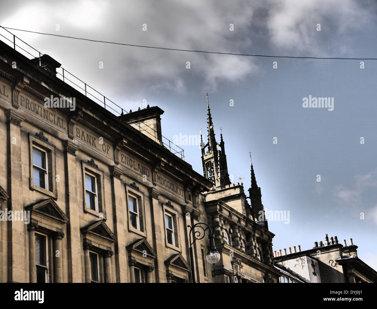 A digitalmente alterata immagine creativa dell'ex edificio della banca e la guglia della Cattedrale di San Nicola, Newcastle upon Tyne, England, Regno Unito Foto Stock