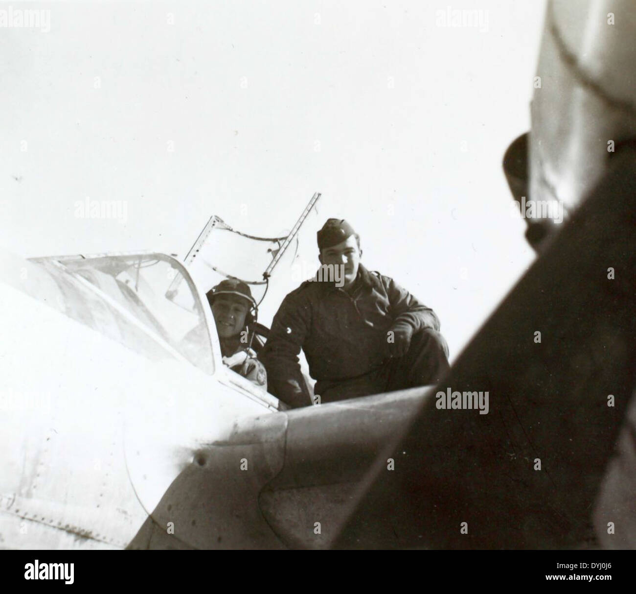 Questa foto, parte del 15 Daniels album, documenta un importante momento della seconda guerra mondiale catturato da Charles M. Daniels. Noto per il suo lavoro nella fotografia dell'aviazione militare, Daniels ha catturato varie scene durante la guerra, contribuendo alla registrazione storica dell'aviazione in tempo di guerra. Foto Stock