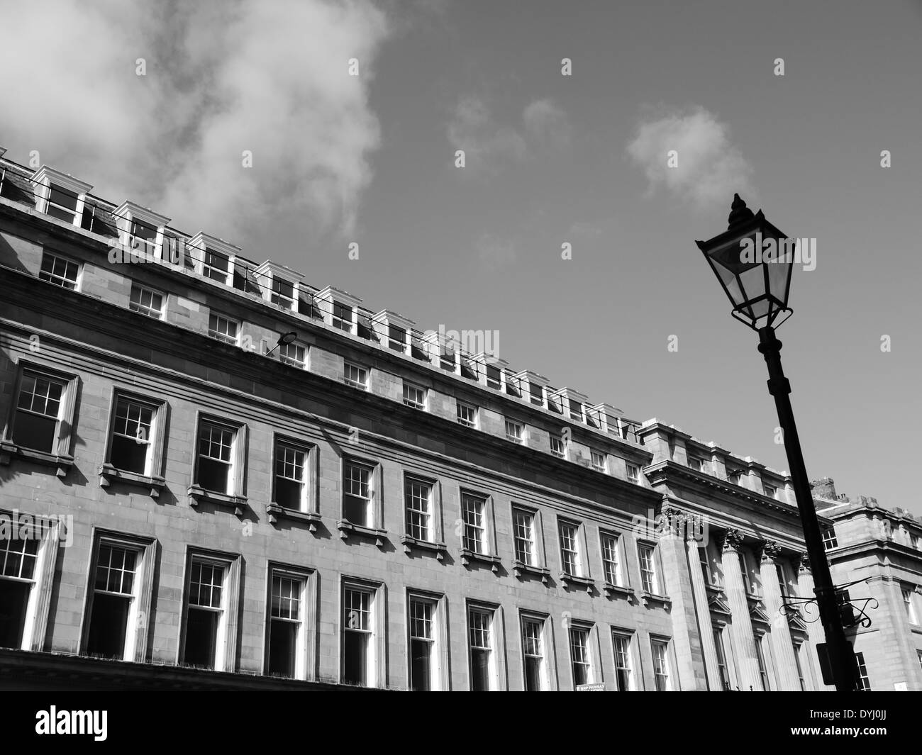 Edifici con le classiche caratteristiche architettoniche, Grey Street, Newcastle upon Tyne, England, Regno Unito Foto Stock