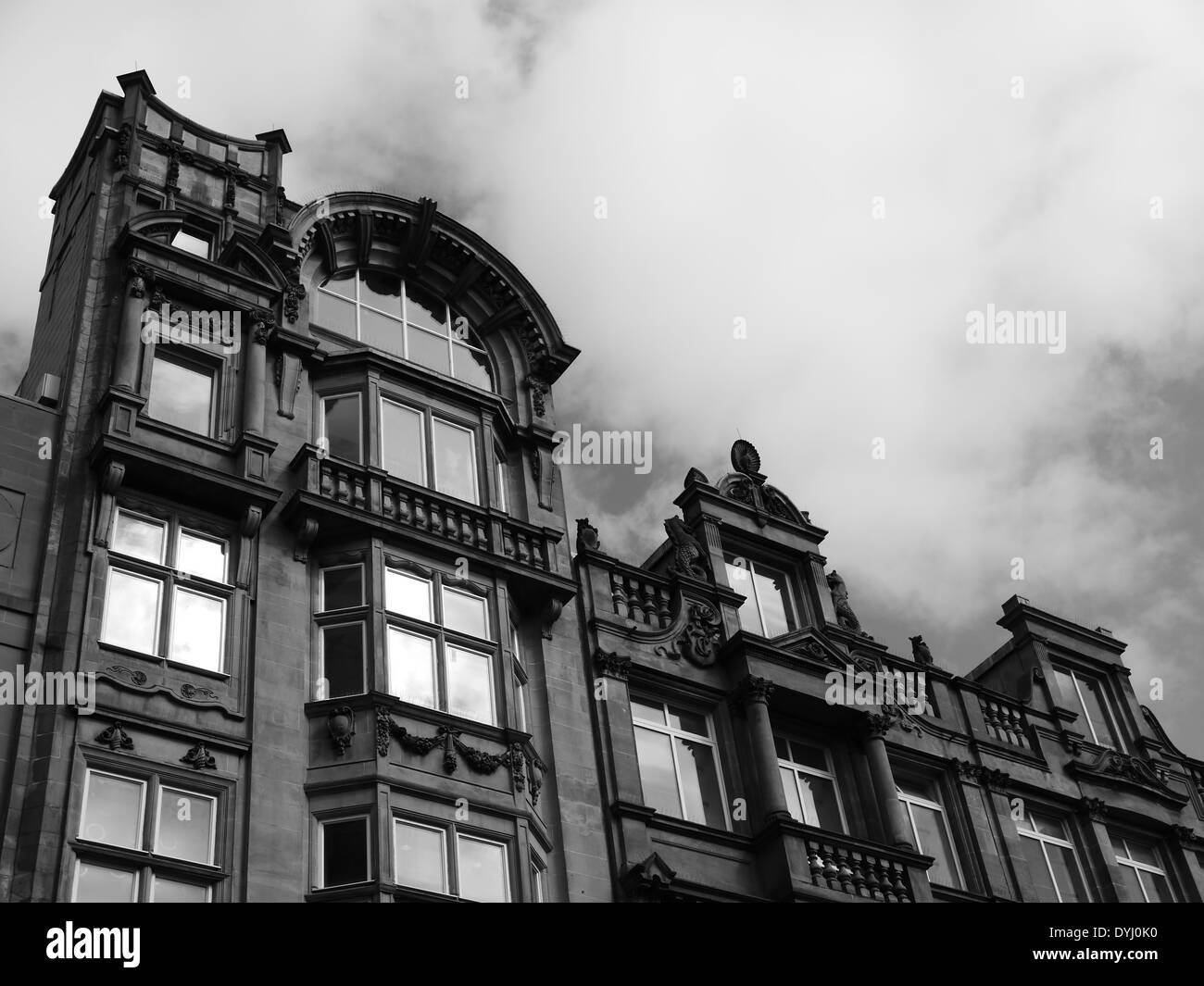 Dettagli architettonici di neo-classico edificio con arcate architrave e frontone, Newcastle upon Tyne, Regno Unito. Monocromatico Foto Stock