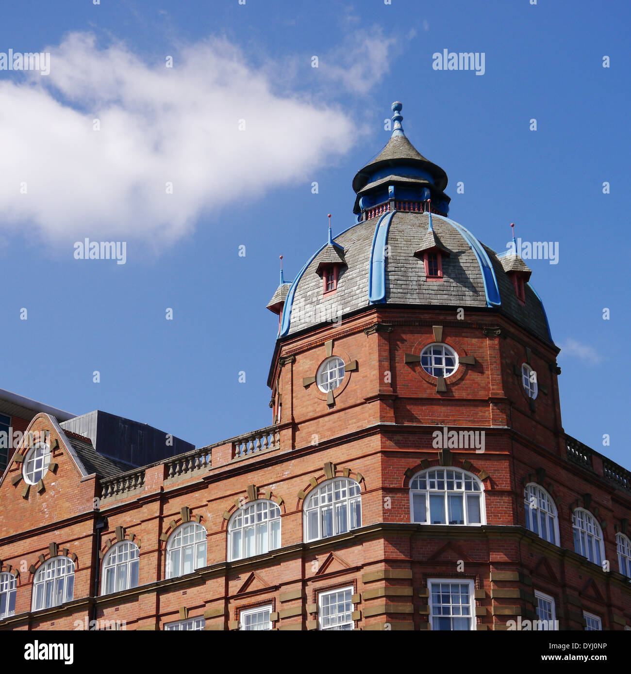 Architettura: costruito le caratteristiche architettoniche di un rosso-mattone, a cupola con il tetto di edificio in Newcastle upon Tyne, England, Regno Unito Foto Stock