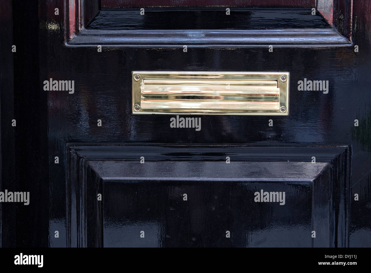 Lucido laccato nero a doppia entrata anteriore sportello dotato di un finemente ottone lucidato mail slot. Upper East Side di New York City Foto Stock