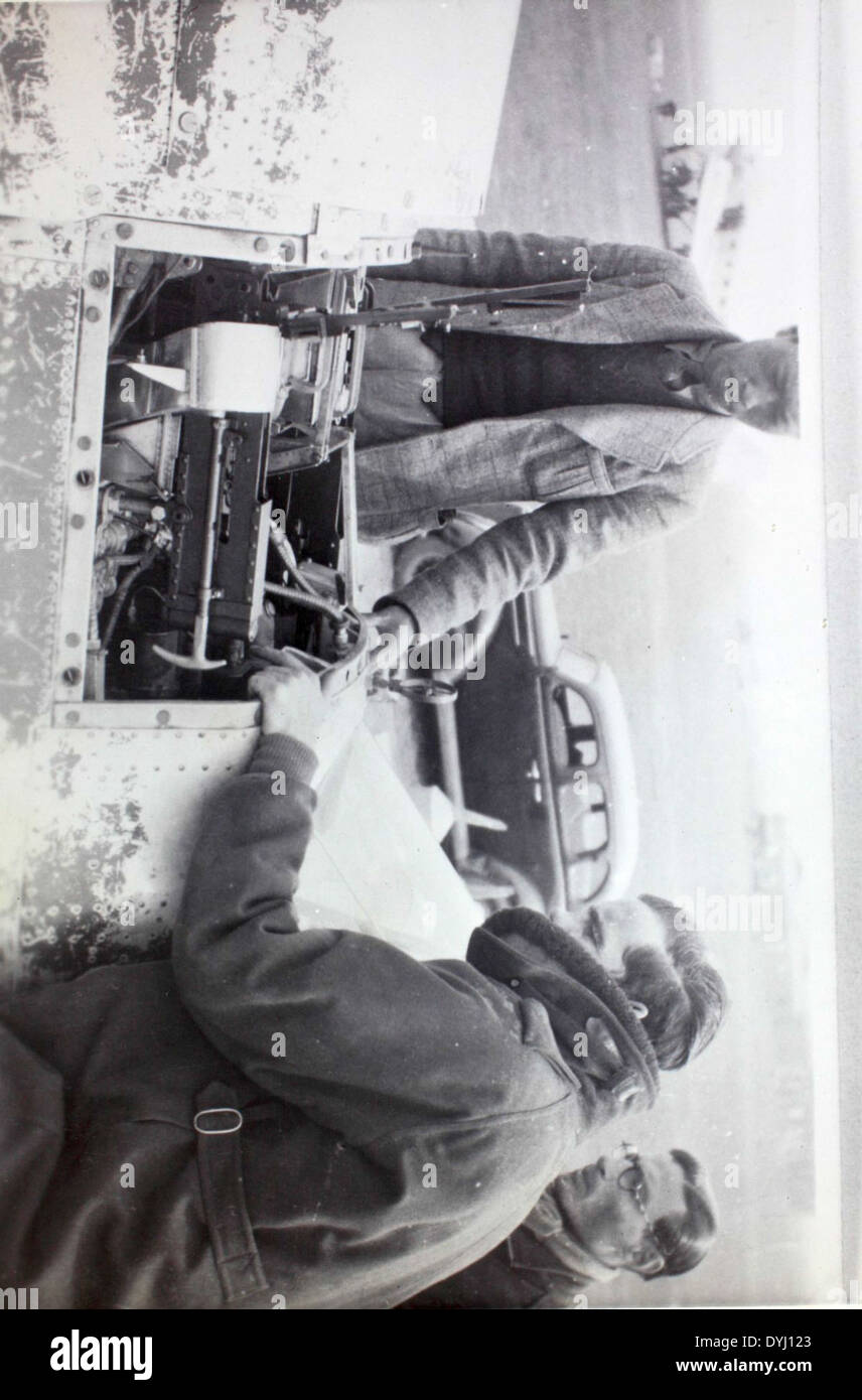 Questa fotografia dell'era della seconda guerra mondiale mostra una mitragliatrice AN-m2 Browning, nota per il suo uso durante i combattimenti sia nei teatri europei che nel Pacifico. La variante Browning M1919 fu ampiamente utilizzata dalle forze armate statunitensi per una varietà di ruoli, tra cui la difesa antiaerea e il supporto della fanteria. L'immagine fa parte di una raccolta che documenta il ruolo dell'hardware militare statunitense nella seconda guerra mondiale. Foto Stock